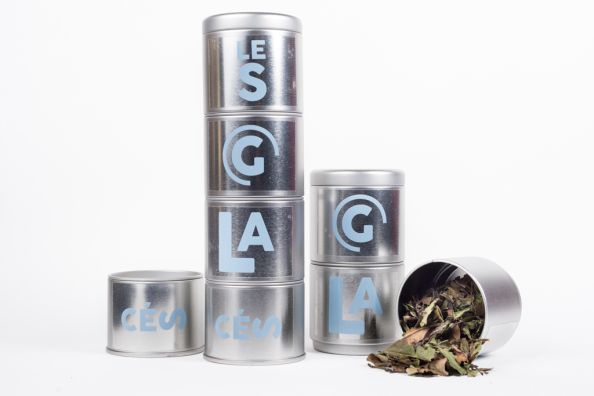 Ce coffret, composé de 4 boites métalliques empilables, indépendantes, est rempli de thés parfumés : thé blanc, thé vert, thé noir et oolong.