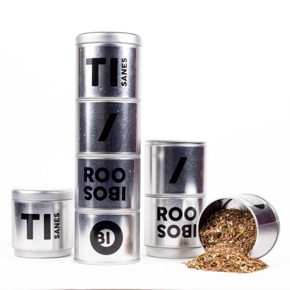 Coffret de 4 boites métalliques, indépendantes, remplies d'une tisane de fruit, une tisane de plantes et deux rooibos parfumés.