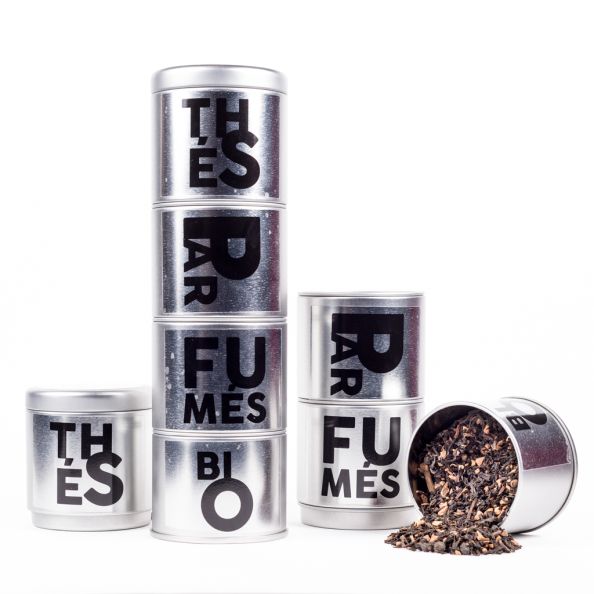 Ce coffret est composé de 4 boites métalliques, indépendantes, remplies d'un thé blanc, d'un thé vert et des deux thés noirs parfumés